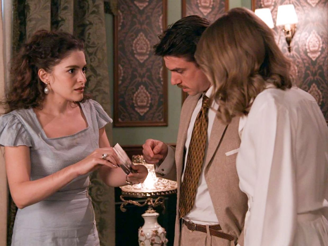 Η δολοφονία της συζύγου του Ρήγα στο Grand Hotel αποκαλύπτεται: Μόνο ο μέτρ γνωρίζει το μυστικό