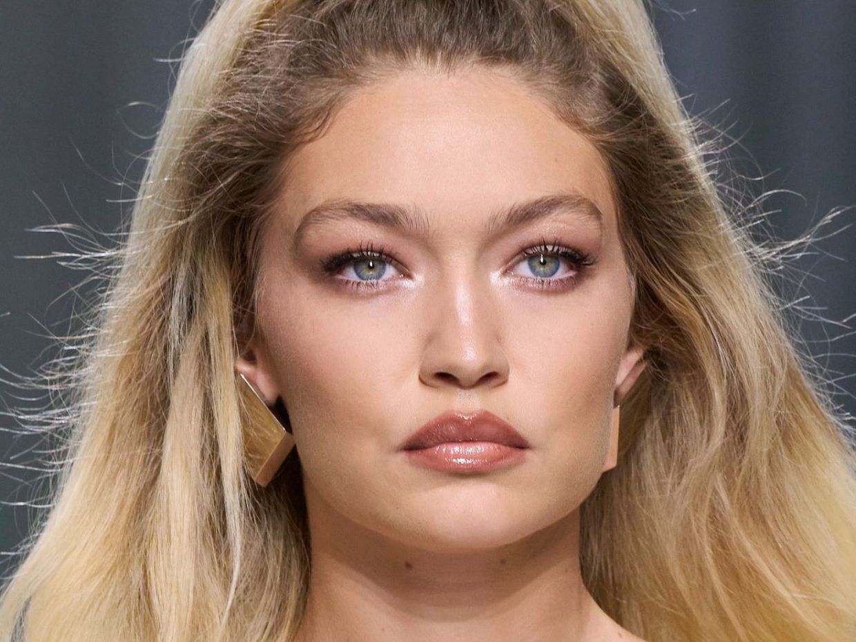 Καφέ χείλη: Όλη η ιστορία πίσω από το terracotta κραγιόν και ένας οδηγός αγοράς για να διαλέξεις