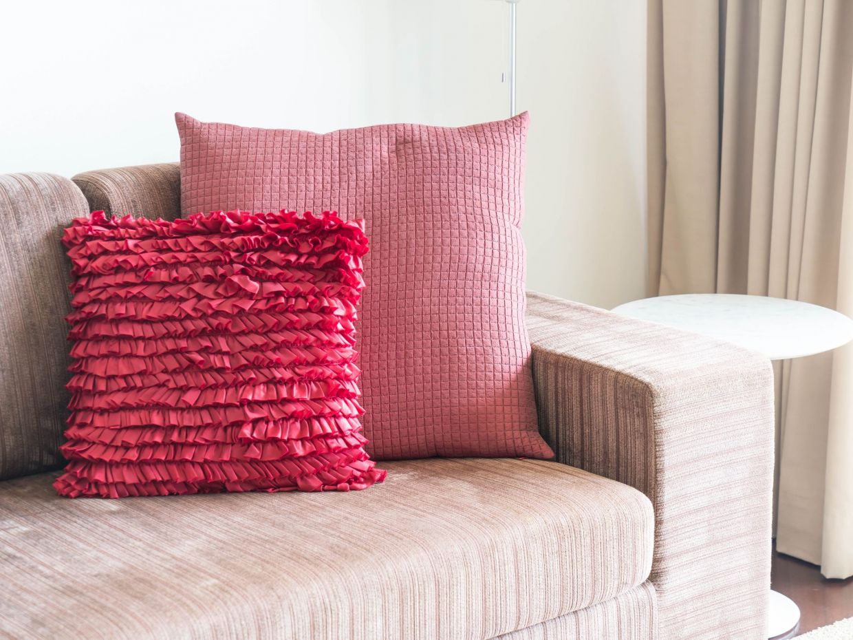 Αντίο στους γεμάτους μαξιλάρια καναπέδες: η νέα τάση που θα κυριαρχήσει το 2026