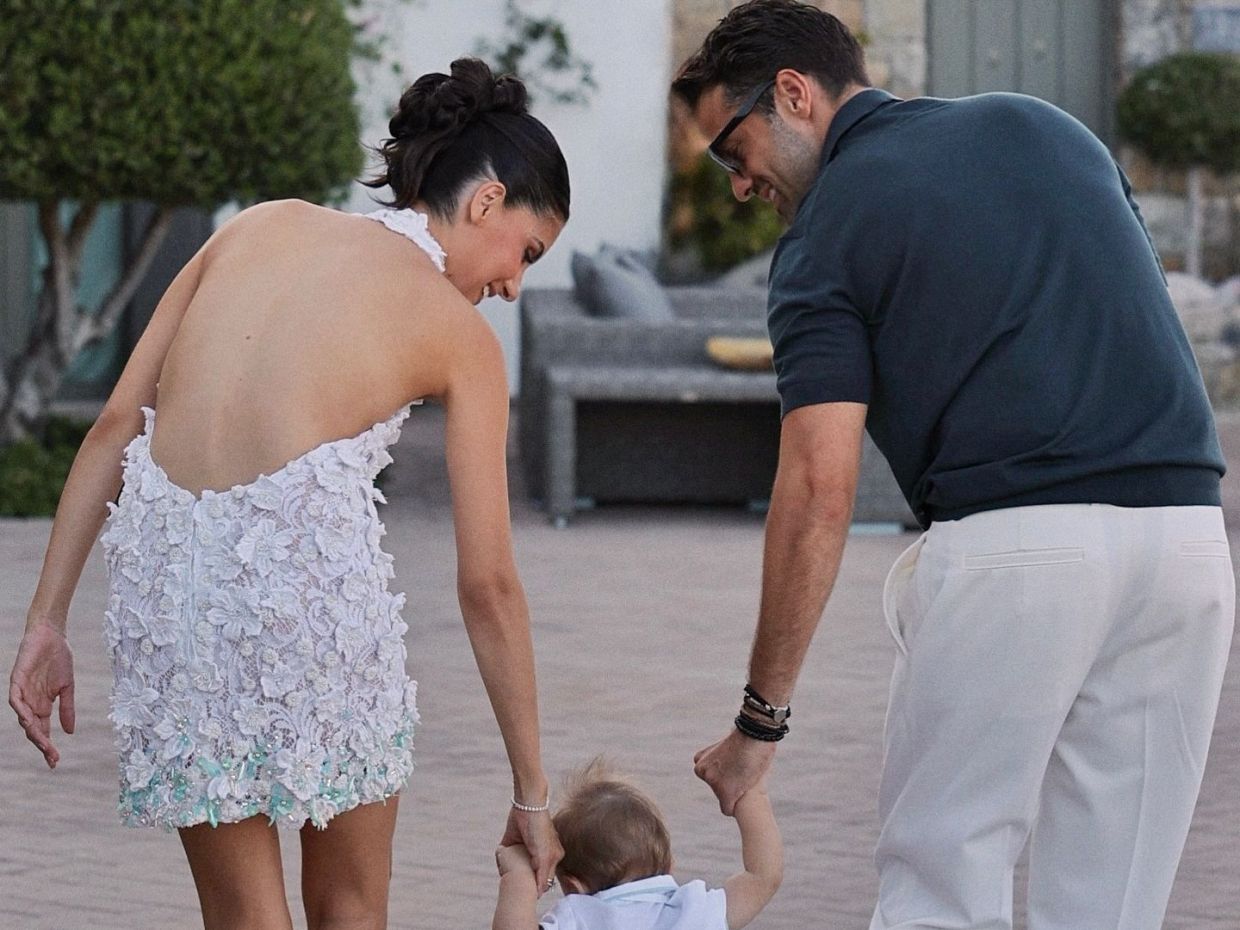 «Χρόνια Πολλά Ελλάδα» από την οικογένεια Αργυρού-Νίκα: Ο γιος τους Βασίλης με την ελληνική σημαία