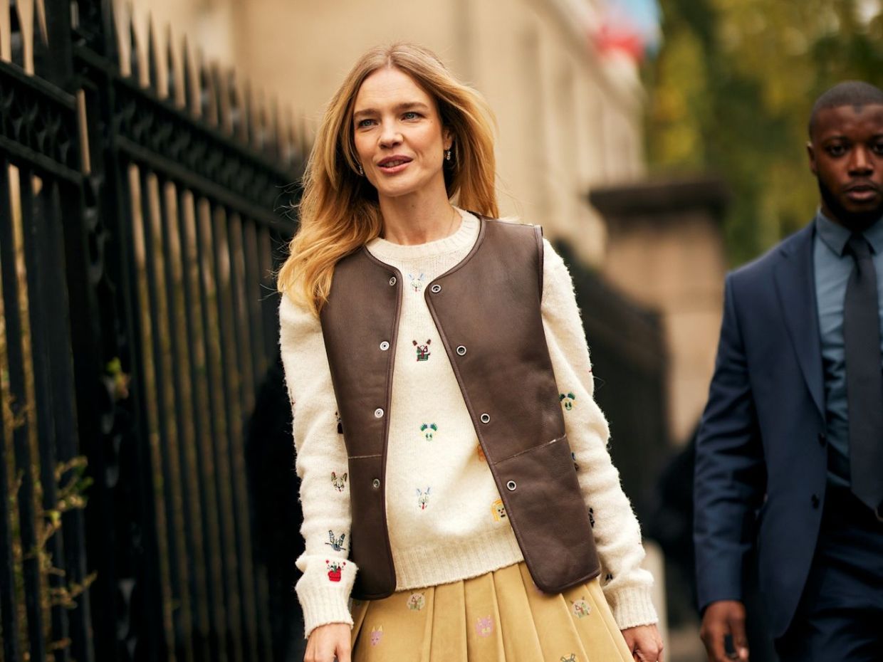 Η εποχή του layering είναι εδώ: 10 κομψά γιλέκα που μπορείς να αγοράσεις και να φορέσεις από σήμερα