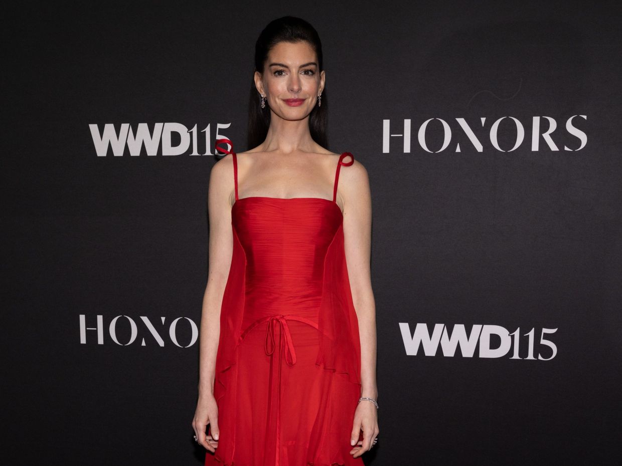 Runway revival: Η Anne Hathaway αναβιώνει την εποχή του «The Devil Wears Prada» με αυτό το look