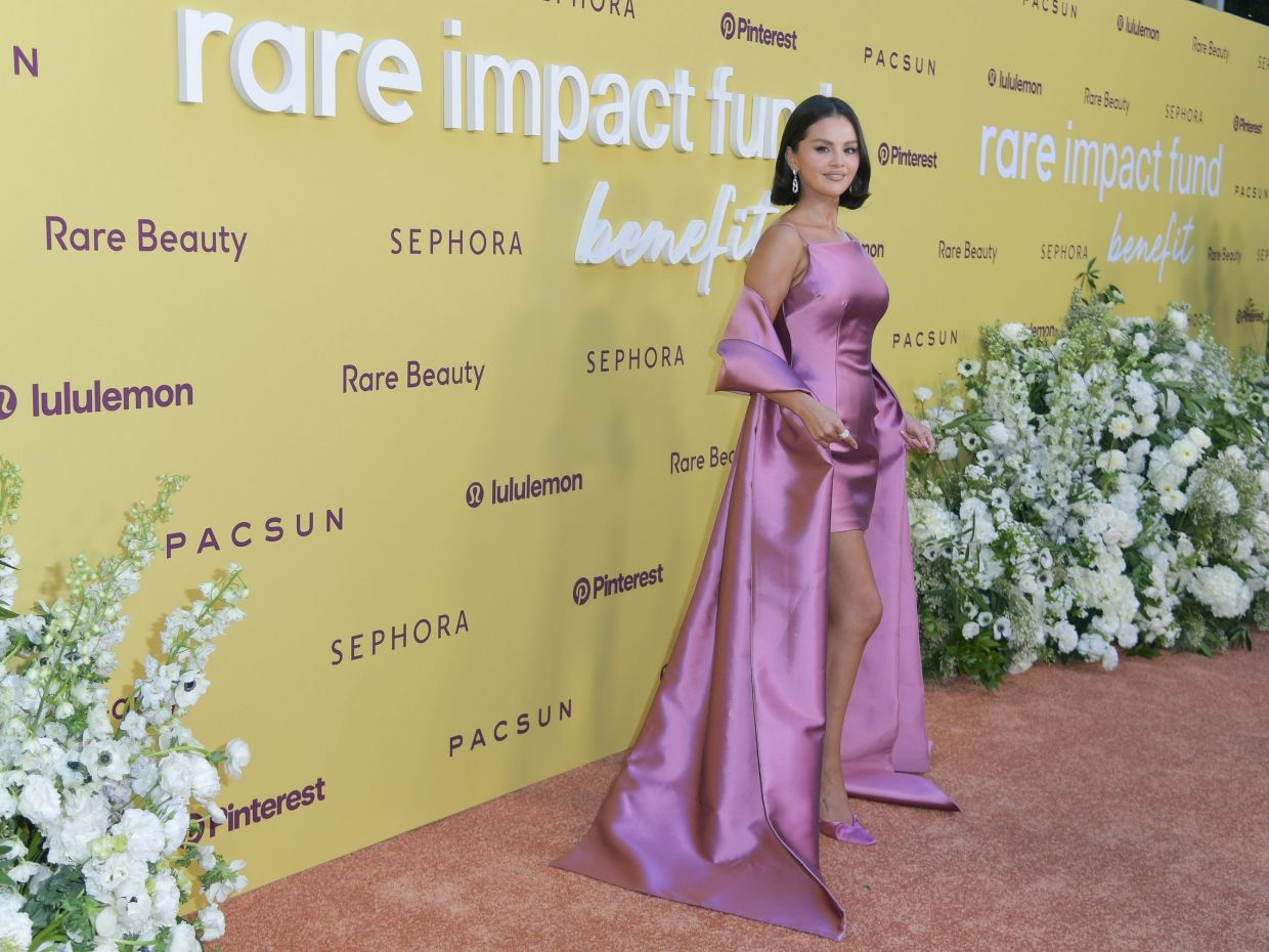 Η Selena Gomez ξεχώρισε με mauve taupe και μπορντό φόρεμα στο Rare Impact Fund