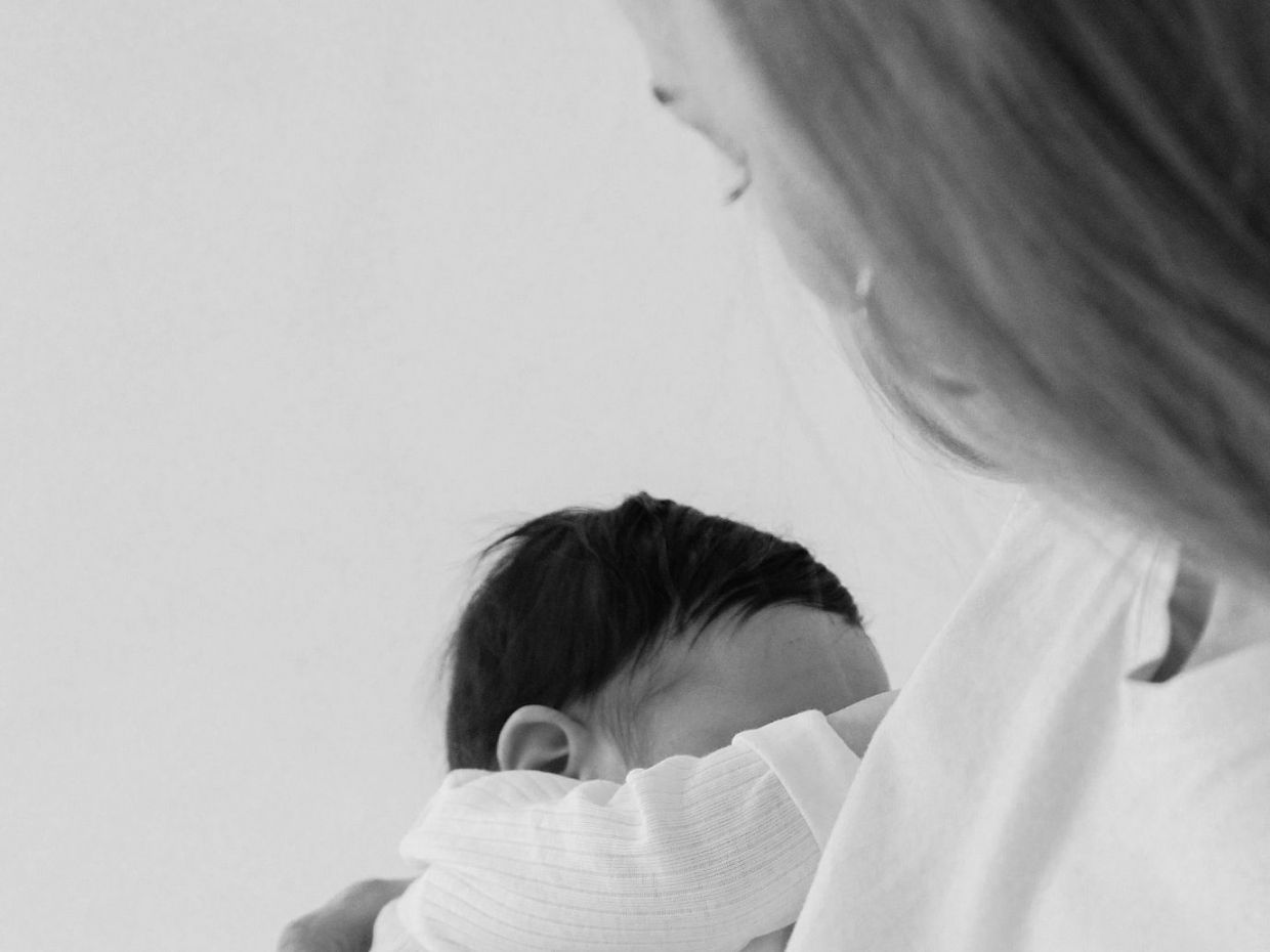 Νέα έρευνα αποκαλύπτει τον τρόπο με τον οποίο ο θηλασμός προστατεύει τις μαμάδες για δεκαετίες