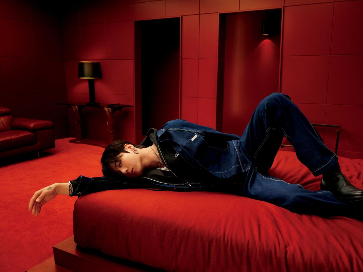 Urban cool: Μια νέα denim καμπάνια με πρωταγωνιστή τον Jung Kook των BTS