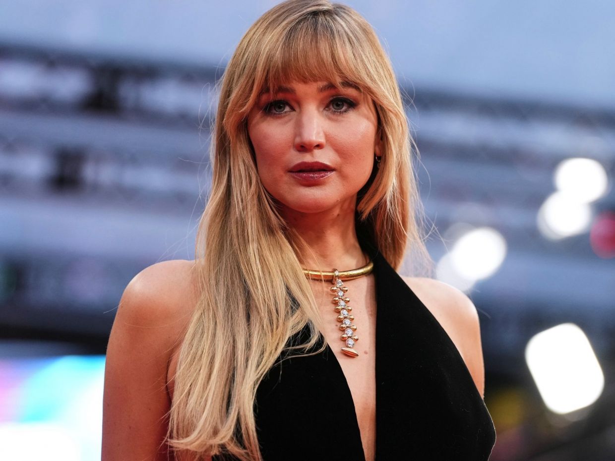 Για την Jennifer Lawrence οι πλαστικές δεν είναι ταμπού - είναι επιλογή και μιλάει με ειλικρίνεια