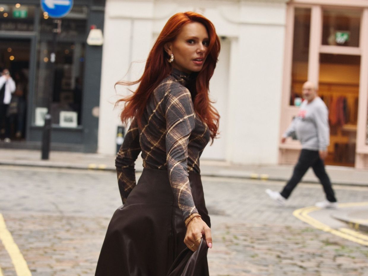 Η Έβελυν Καζαντζόγλου & η Υπαπαντή Βασιλά στο Λονδίνο σε μια street style φωτογράφιση με διεθνή αέρα