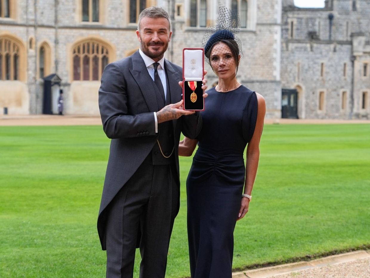 Ο Κάρολος έχρισε «Ιππότη» τον Beckham: Η συγκίνηση του David και η νέα προσφώνηση της Victoria