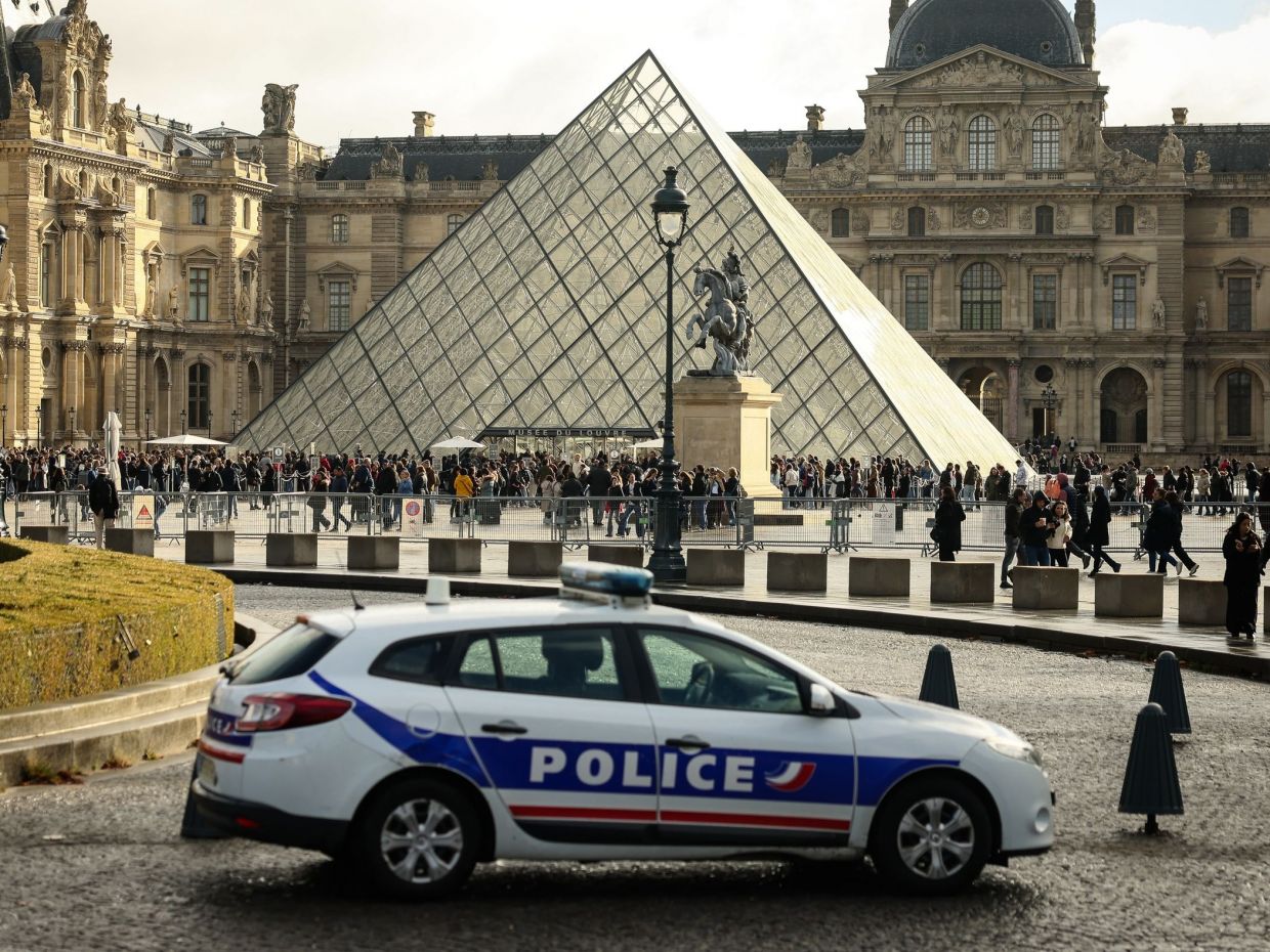 Οι fake ληστές του Μουσείου του Λούβρου που έγιναν viral και γιατί «διψάμε» να δούμε τους αληθινούς