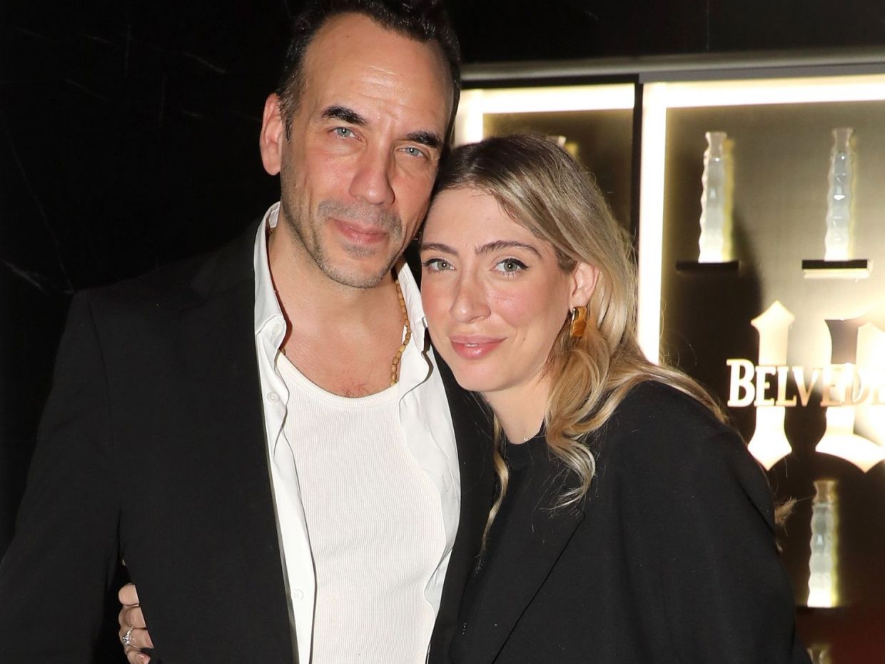 Μουζουράκης - Κόζαρη: Τα 2 ονόματα του γιου τους, η διάσημη νονά και η πρόταση γάμου σε escape room