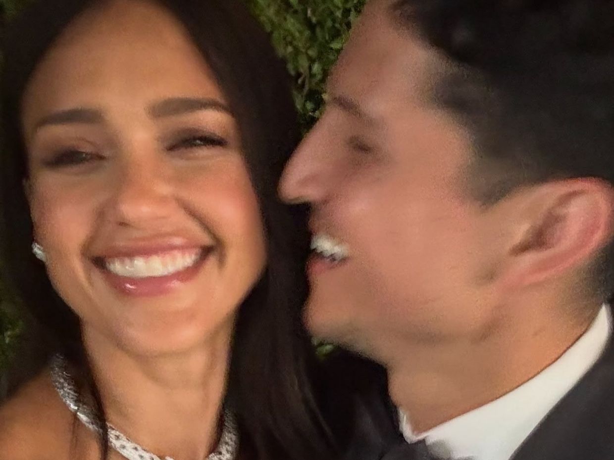 It's Instagram official! H Jessica Alba είναι ζευγάρι με τον Danny Ramirez, 6 μήνες μετά το διαζύγιο