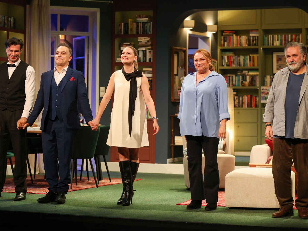 Είδαμε την παράσταση «Το Όνομα»: 100 λεπτά μίας αριστουργηματικής κωμωδίας που επιβάλλεται να δεις