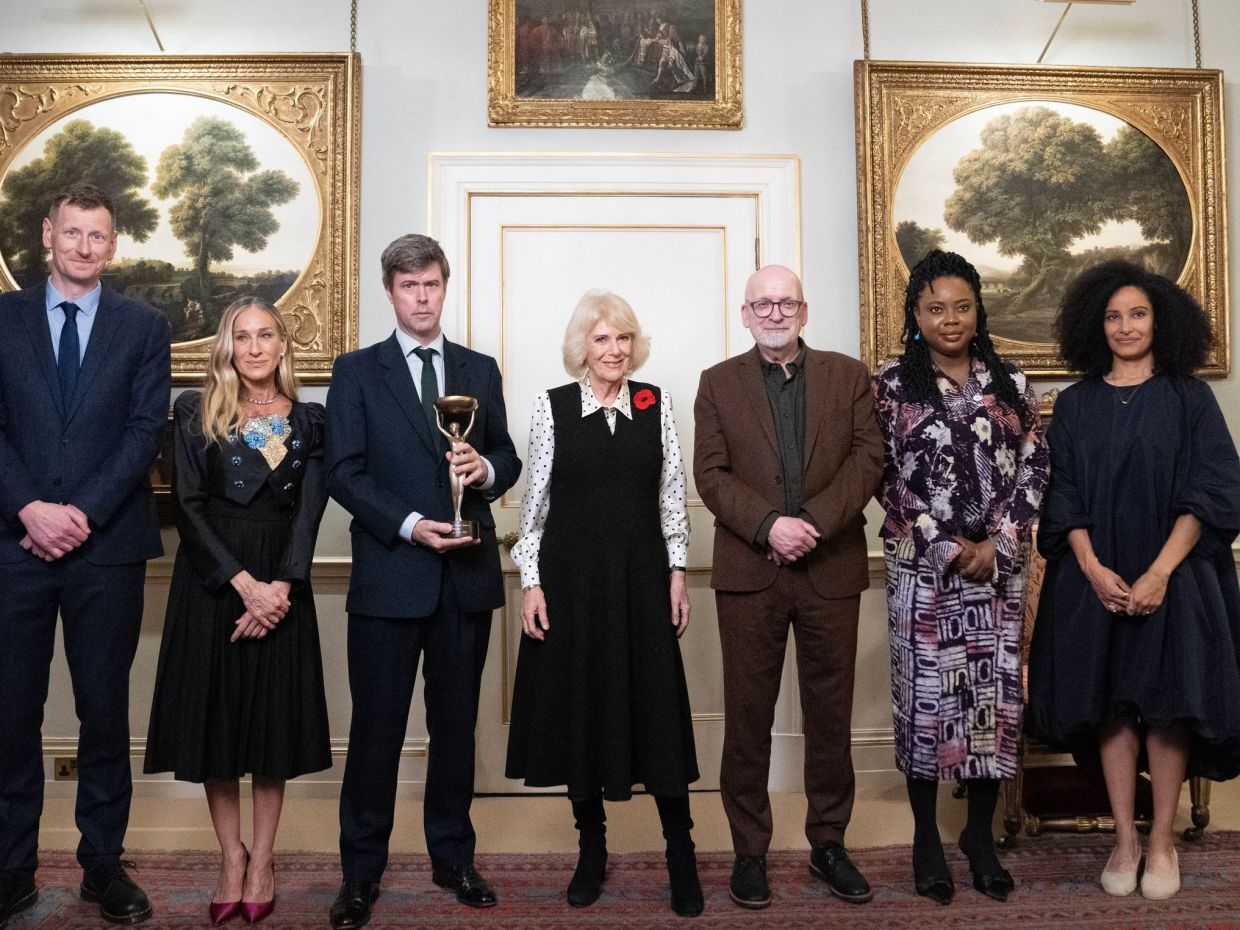 Η Sarah Jessica Parker έγινε κριτής για την Βασίλισσα Καμίλα & η λογοτεχνία γίνεται το νέο front row