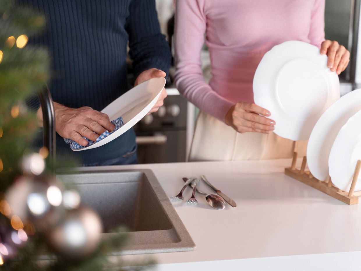 Αντίο στο στεγνωτήρι πιάτων στον πάγκο: η νέα τάση που δεν πιάνει χώρο και είναι πιο πρακτική