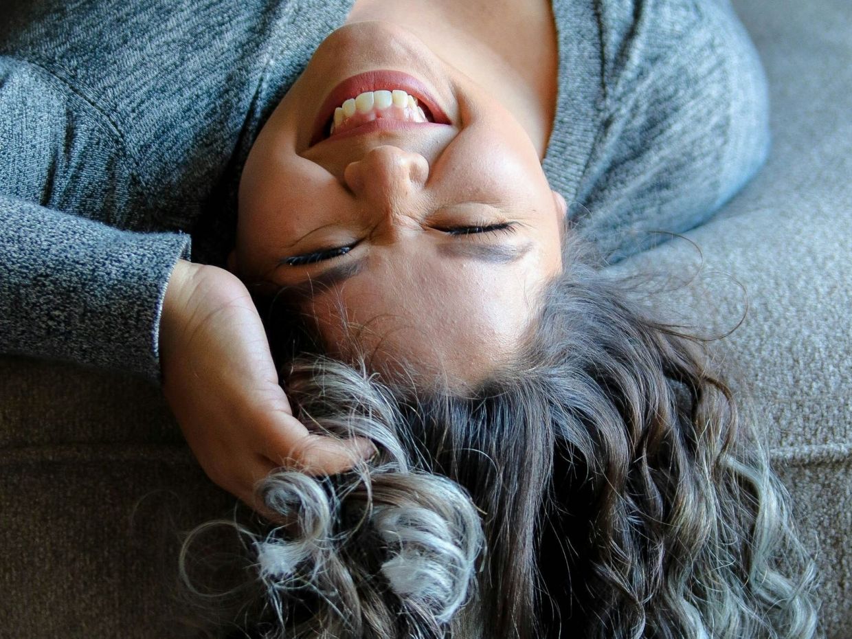 Γιατί να εφαρμόζεις μαγειρική σόδα και δεντρολίβανο στα γκρίζα μαλλιά