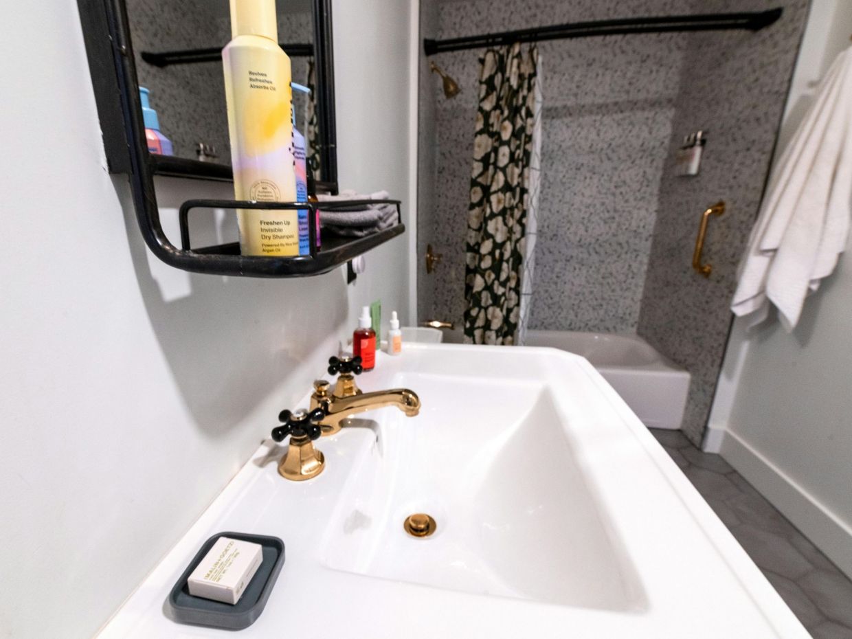 Το κόλπο με την κουρτίνα στο ντους που αναβαθμίζει αμέσως ένα μικρό μπάνιο