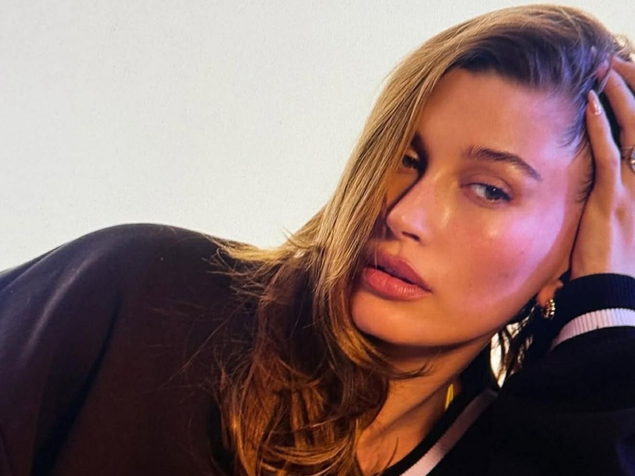 Silver french manicure: Η Hailey Bieber μάς δείχνει το νέο, ανανεωμένο γαλλικό της σεζόν