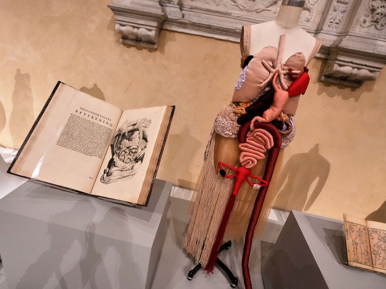 «Costume Art»: Ανακοινώθηκε το θέμα του Met Gala 2026 - Αντιδράσεις στα social για τους χορηγούς