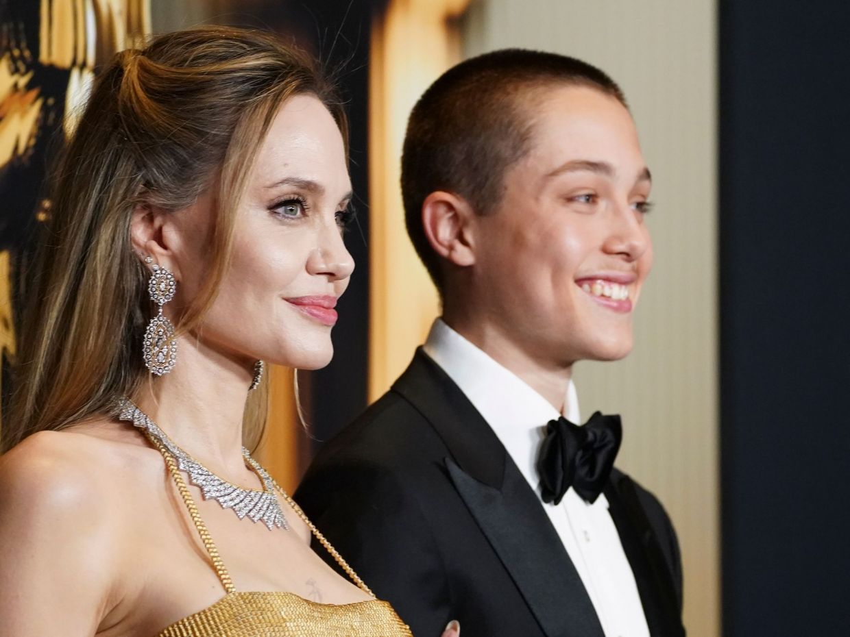 Ο Knox Jolie - Pitt τίμησε το πιο punk look της Angelina με την αλλαγή που έκανε στα μαλλιά του