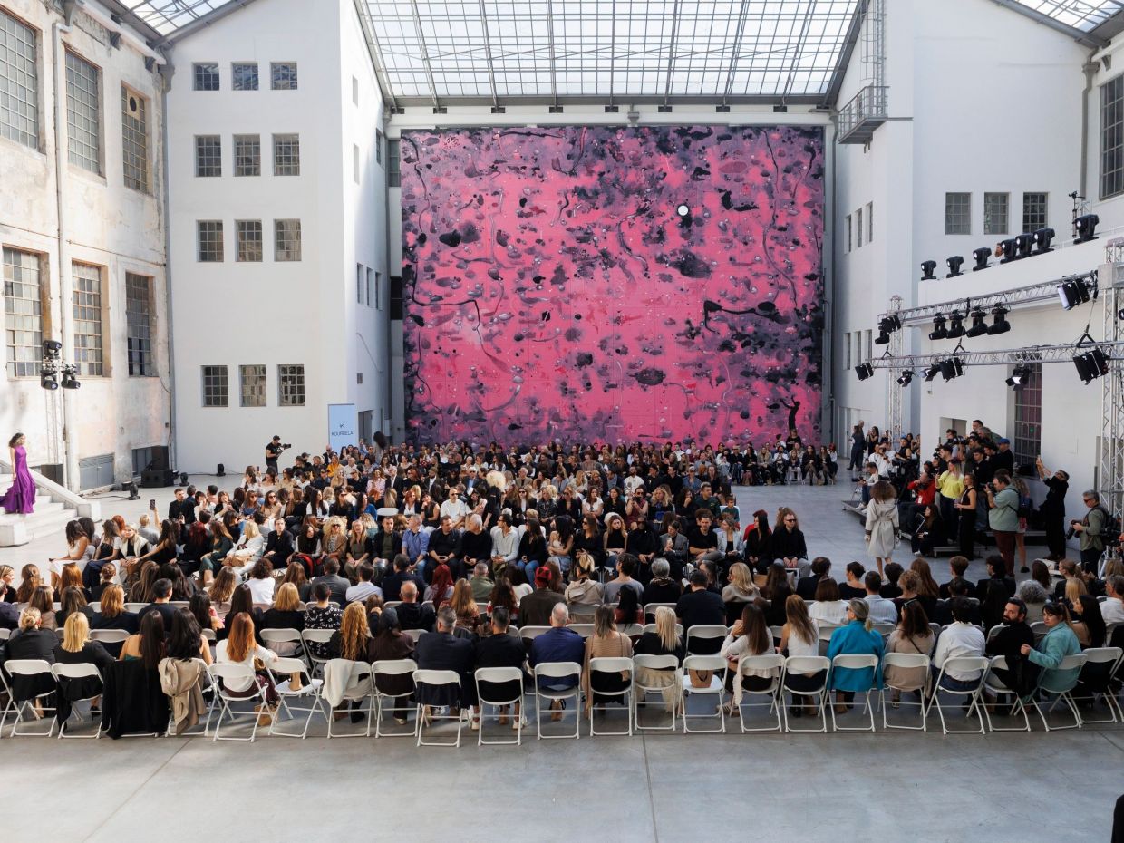 Η Ιωάννα Κουρμπέλα έγραψε το δικό της «fashion-forward γράμμα» στη φετινή Athens Fashion Week