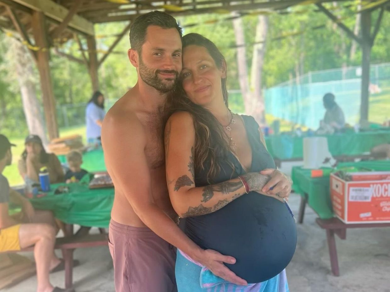 O Penn Badgley μίλησε για όσα δεν λέμε για το τραύμα της αποβολής στα ζευγάρια