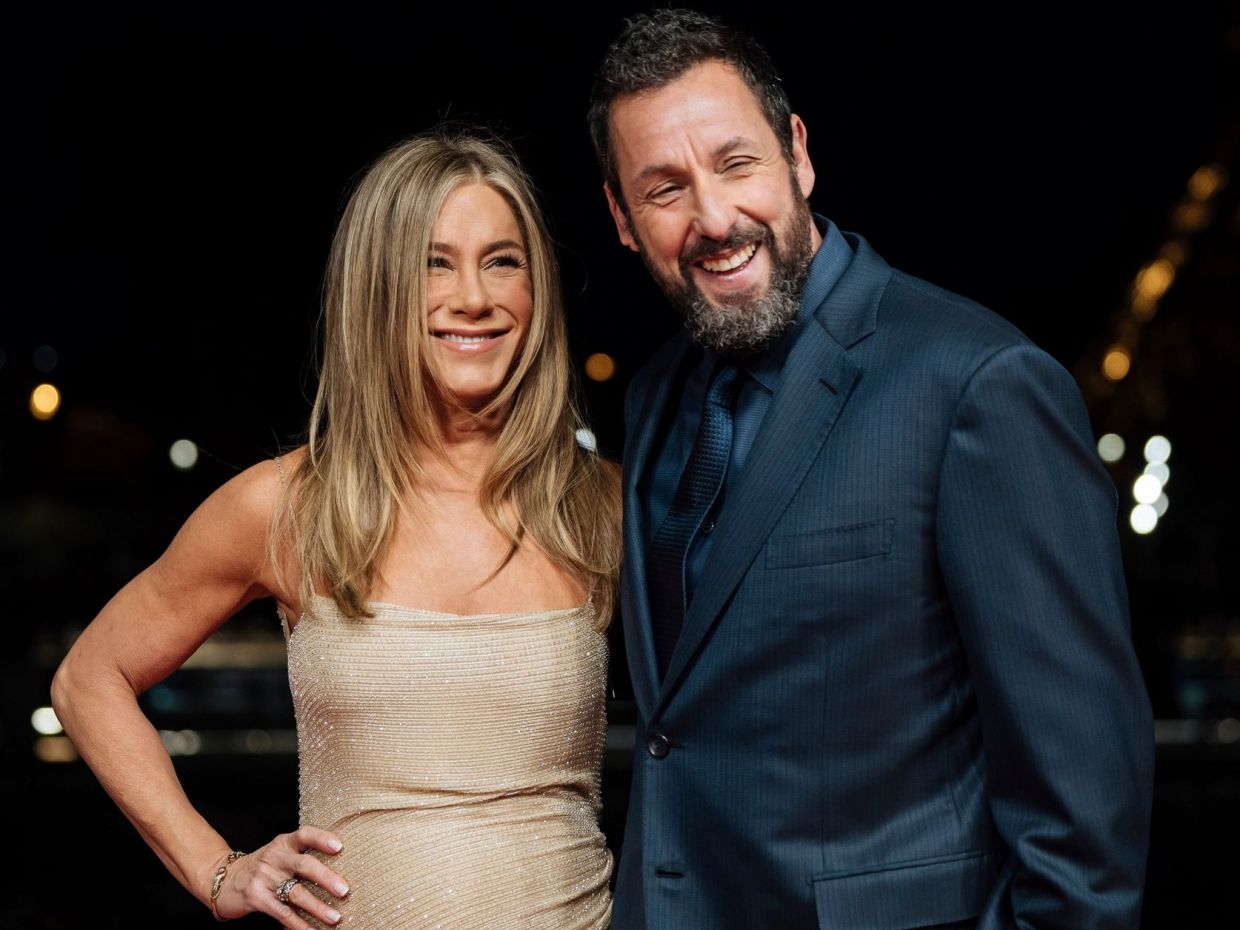 Ο Adam Sandler έβαλε μέχρι και κοστούμι για να αποθεώσει την Jennifer Aniston στη βραδιά του ELLE