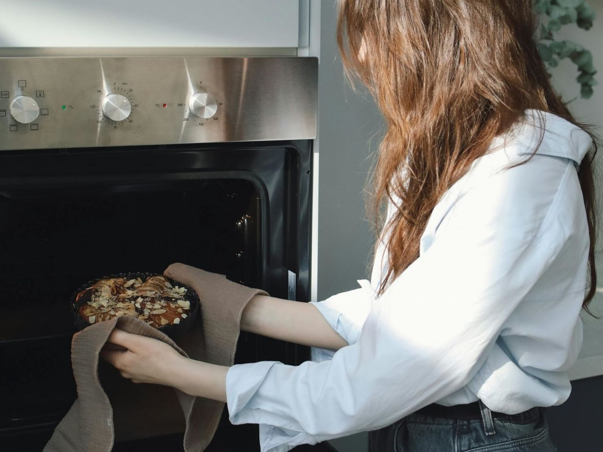 Πώς να καθαρίσεις τον φούρνο από τα λίπη με μια ταμπλέτα πλυντηρίου πιάτων 