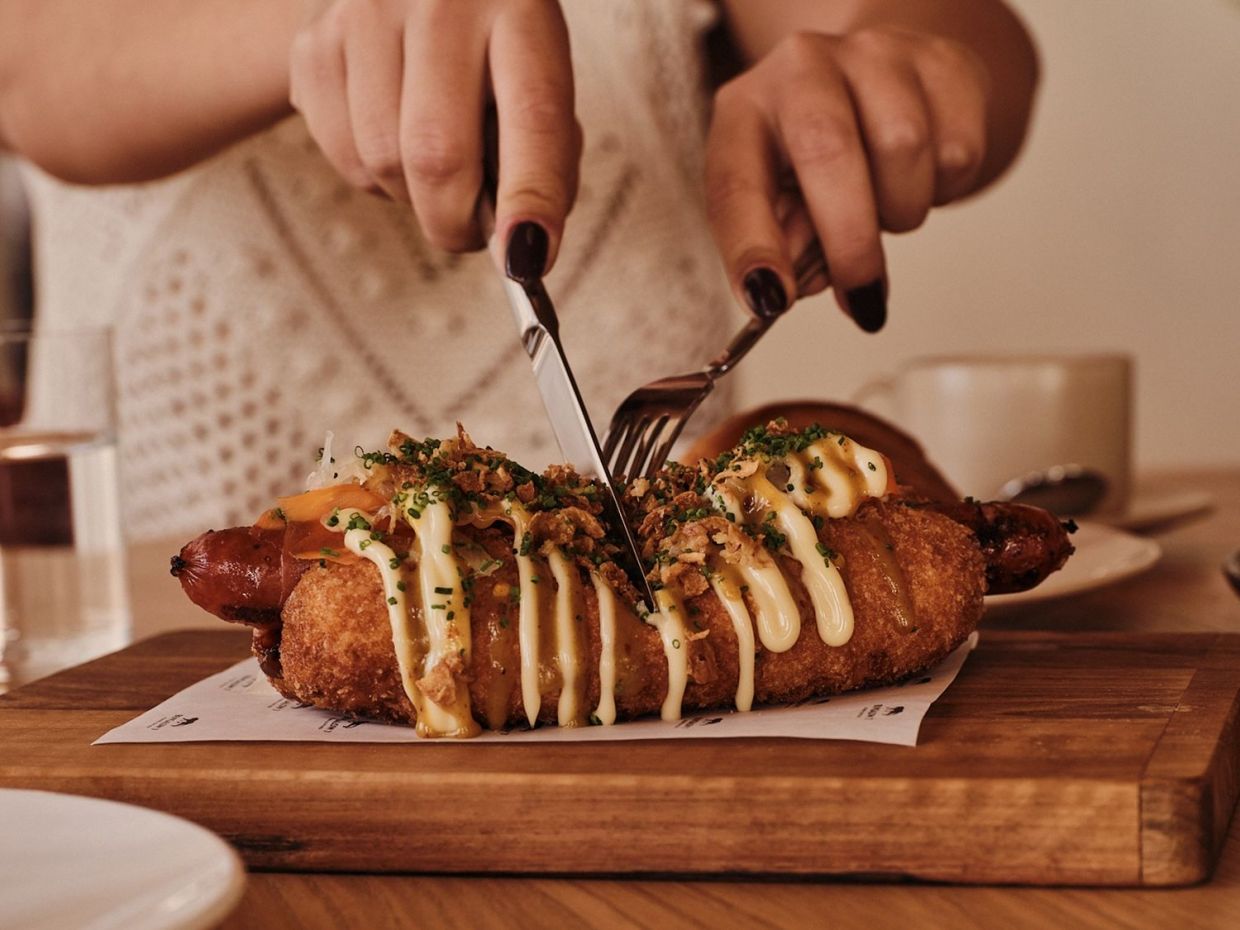 Ο Ντίνος Φωτεινάκης φτιάχνει το πιο επικό hot dog σε ένα brunch experience με φόντο τη θάλασσα