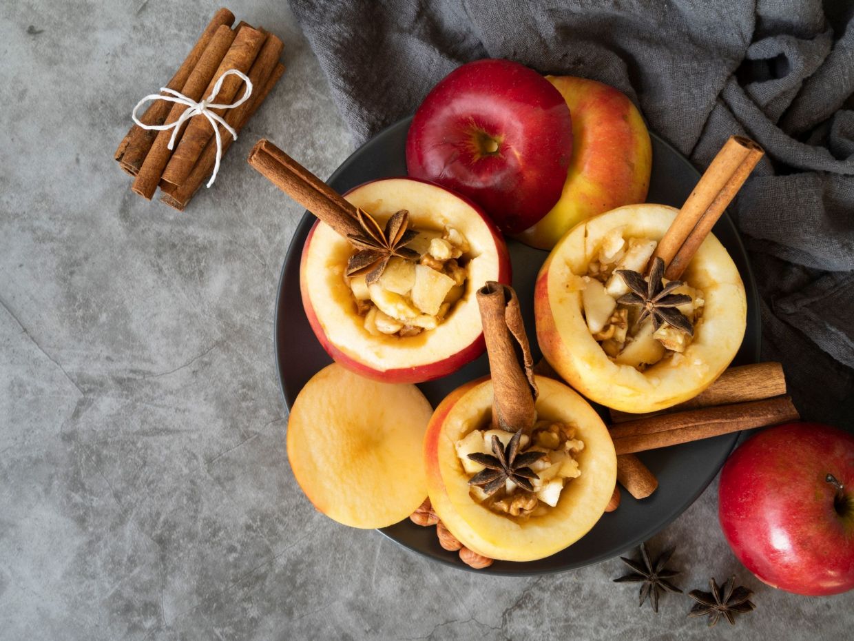 Βραστές φλούδες μήλου με κανέλα: γιατί το προτείνουν και σε τι χρησιμεύει