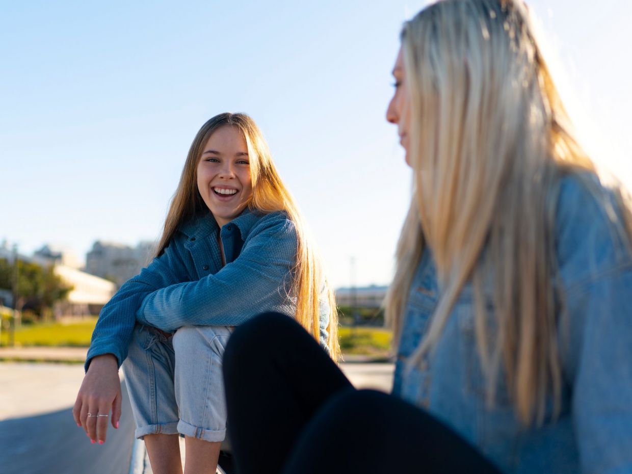 12 φράσεις για small talk που σε κάνουν συμπαθή αμέσως σε έναν άγνωστο