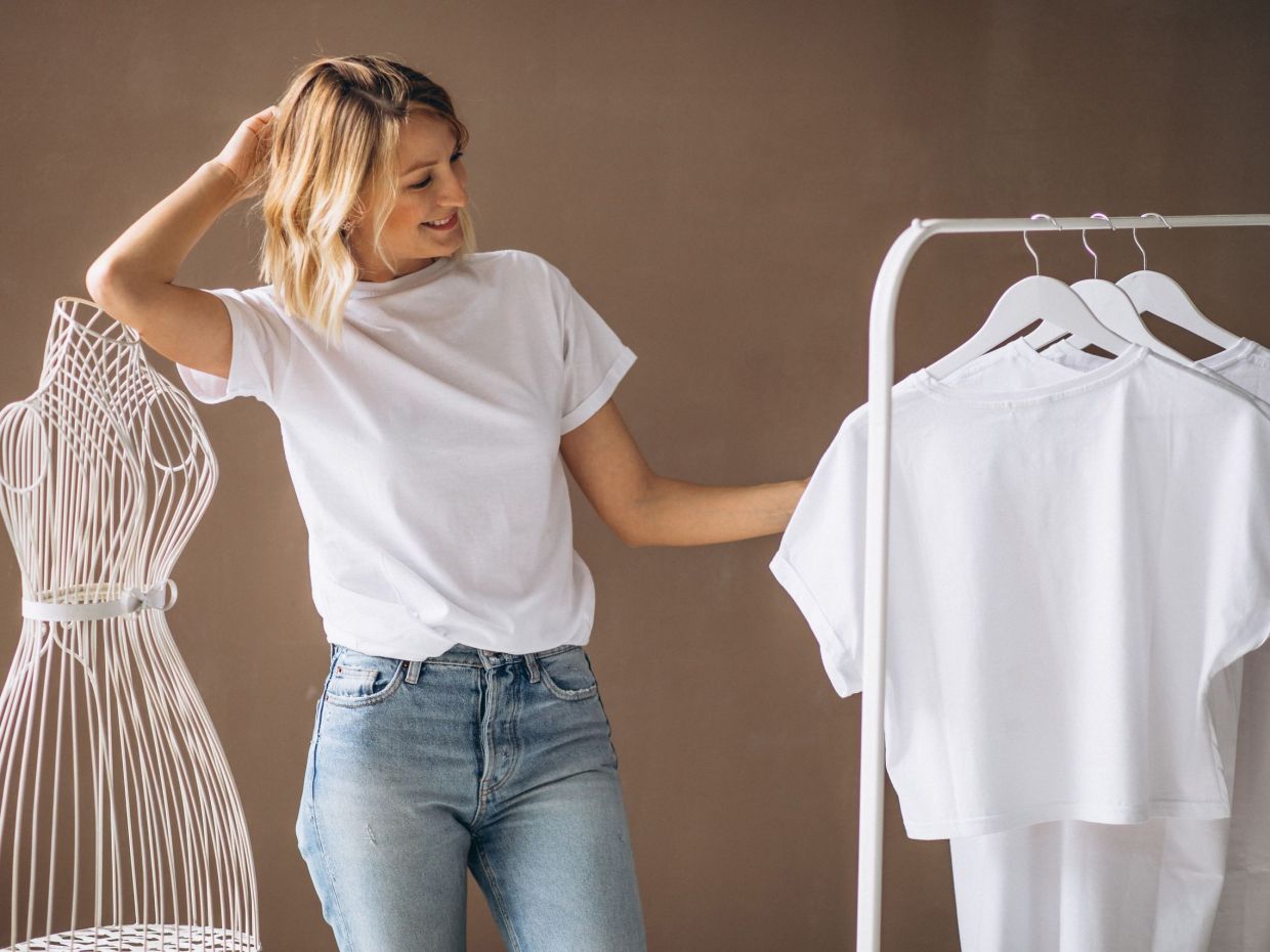 Ούτε το χλώριο, ούτε η σόδα: Το μυστικό (που πραγματικά λειτουργεί) για να μη κιτρινίζουν τα λευκά 