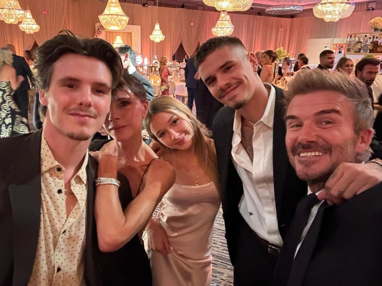 Η Victoria Beckham επέστρεψε ως Posh, αλλά μέσα από το σαλόνι της, κάνοντας ντουέτο με τον γιο της