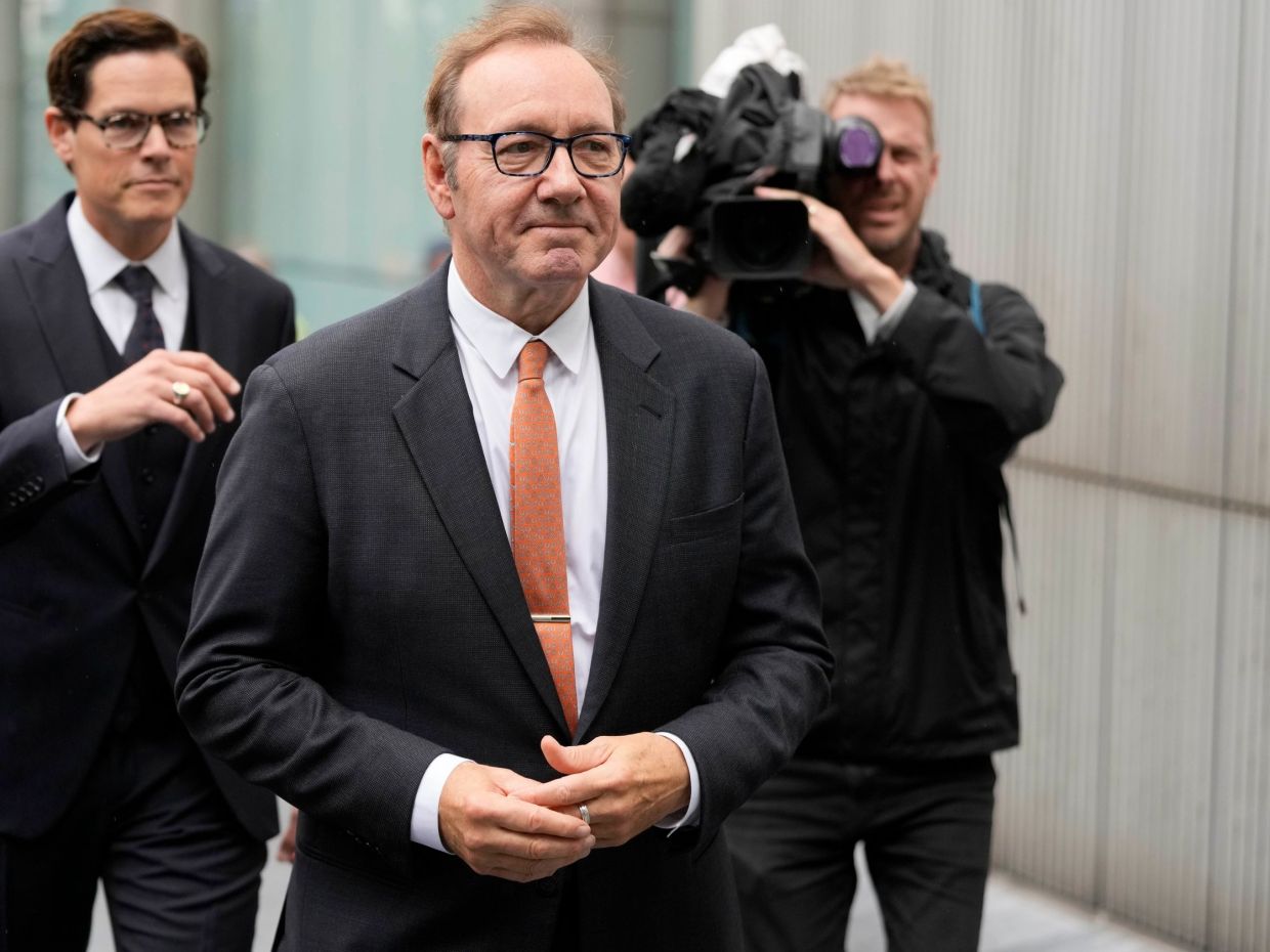 Άστεγος και νομάς: Ο Spacey βρίσκει παρηγοριά στο τραγούδι και ζει όπου τον πάει η δουλειά»