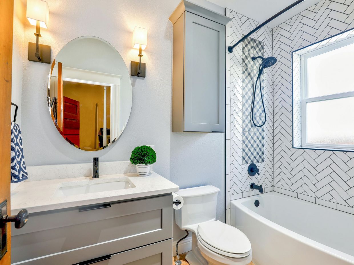 Πώς να εξαφανίσεις τις δυσάρεστες οσμές σε ένα μπάνιο χωρίς παράθυρο