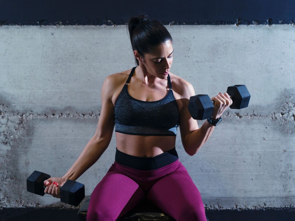 Γιατί οι γυναίκες χρειάζονται περισσότερα βάρη και όχι περισσότερες επαναλήψεις