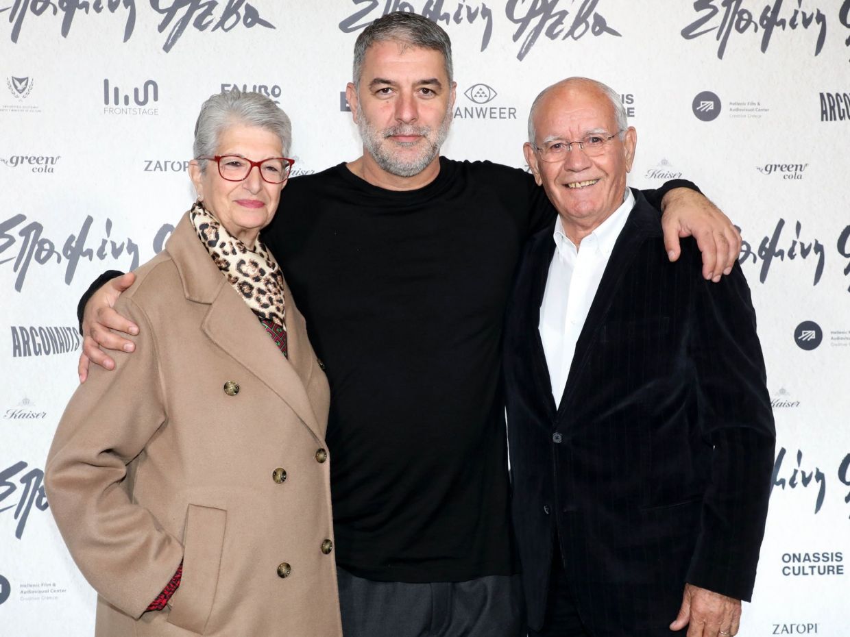 Βασίλης Μπισμπίκης: Η σπάνια φωτογραφία με τους γονείς του και το «όλα καλά» για το τροχαίο