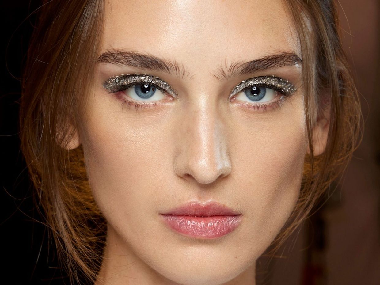 Glitter Frost Eyes: Η γιορτινή τάση στο μακιγιάζ που κάνει το βλέμμα πιο ξεκούραστο και φωτεινό