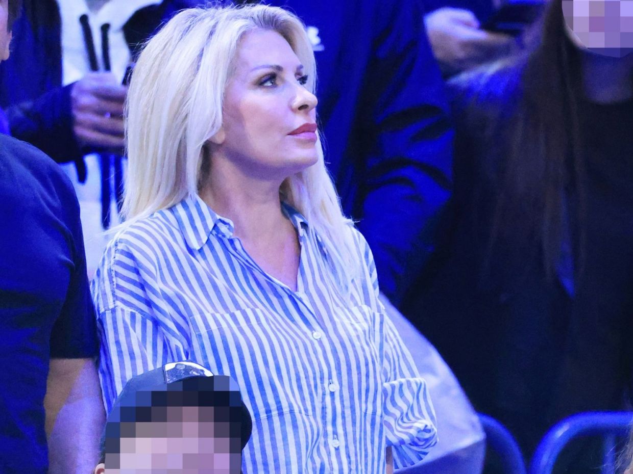 10 ριγέ πουκάμισα- εμπνευσμένα από το στιλ της Ελένης Μενεγάκη- για κομψές Parisienne εμφανίσεις.