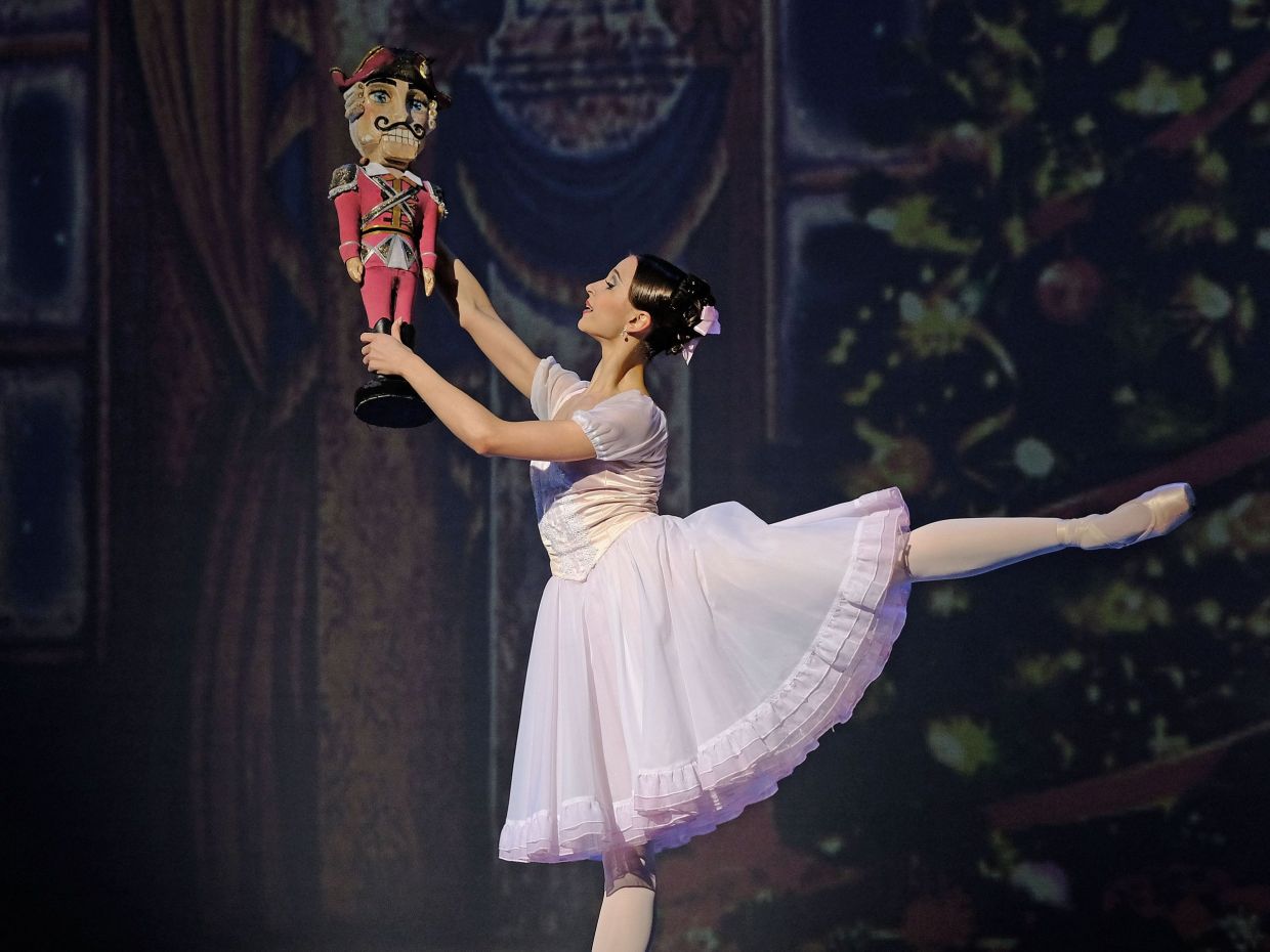 O ΚΑΡΥΟΘΡΑΥΣΤΗΣ του Ballet of Varna State Opera στο Christmas Theater