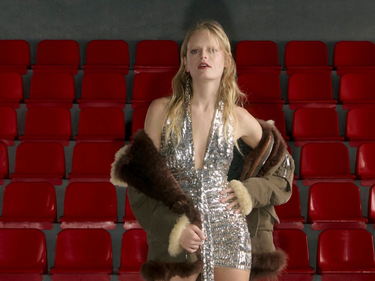 5 party φορέματα από το ZARA για να χορέψεις και να εντυπωσιάσεις με λιγότερα από 50 Ευρώ