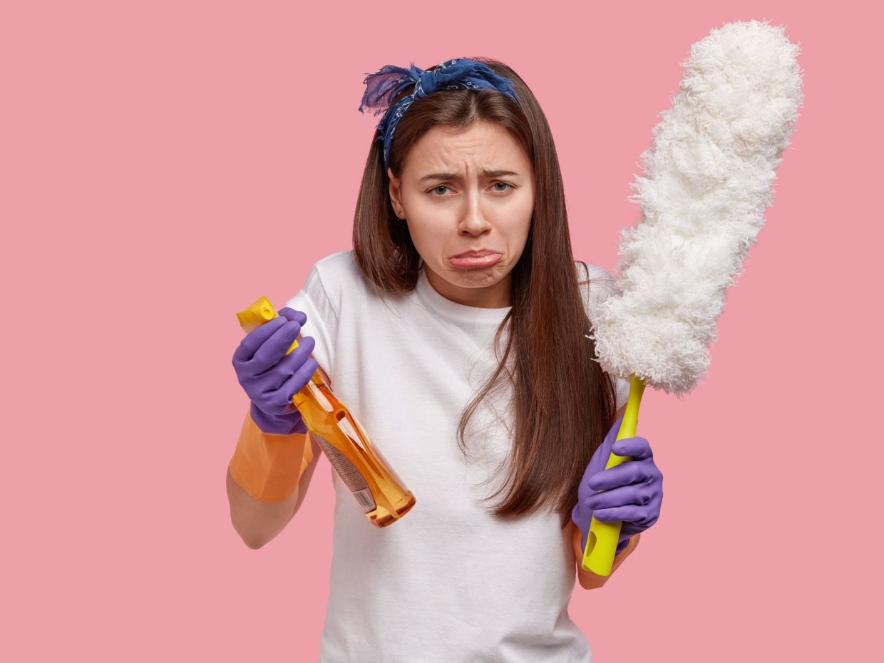 Πώς να μειώσεις τη σκόνη στο σπίτι χωρίς καθαριστή αέρα: Απλές κινήσεις που κάνουν αληθινή διαφορά