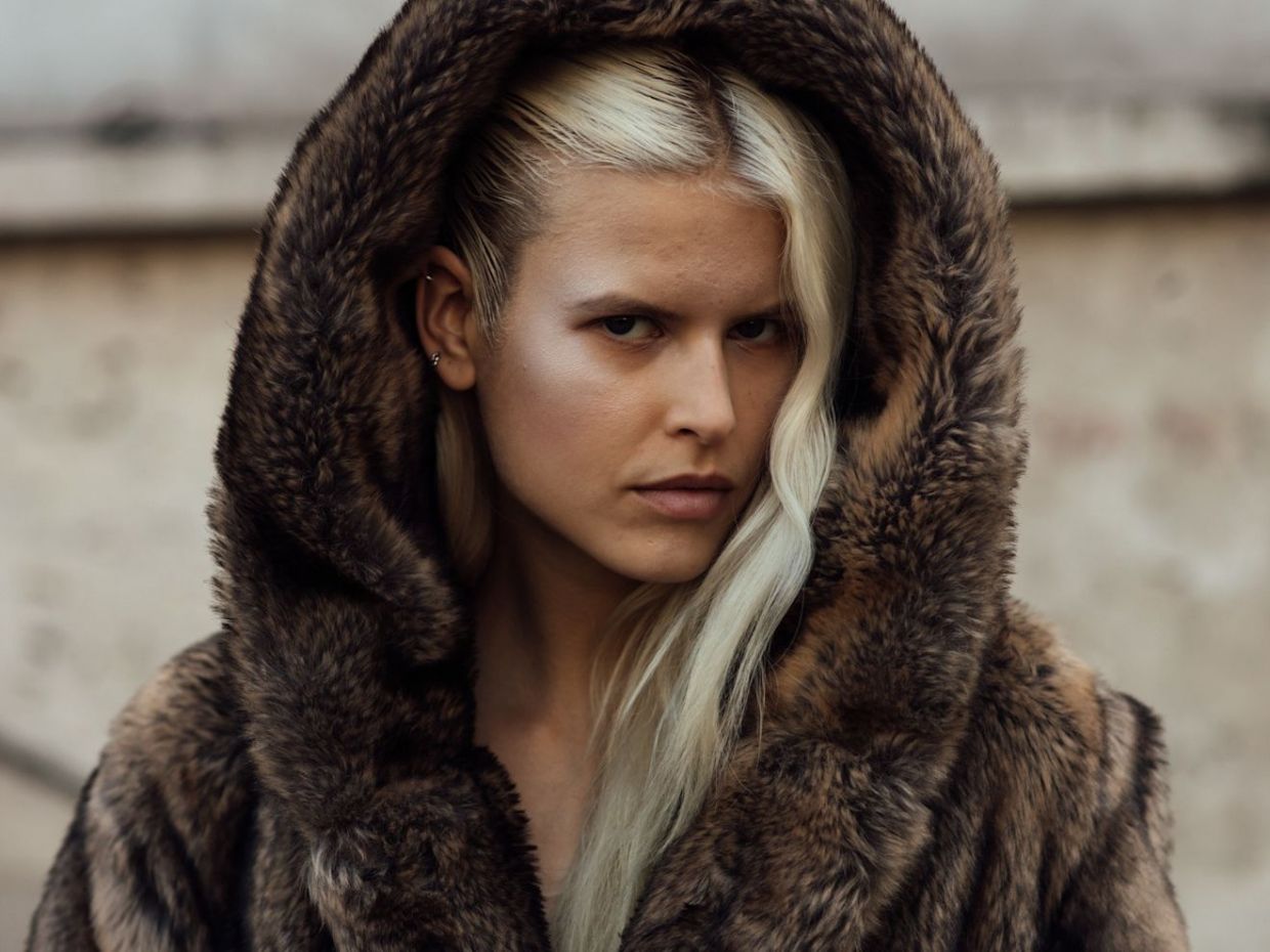 Βροχερή μέρα χωρίς άγχος: Δύο χτενίσματα που φαίνονται τέλεια ό,τι κι αν γίνει