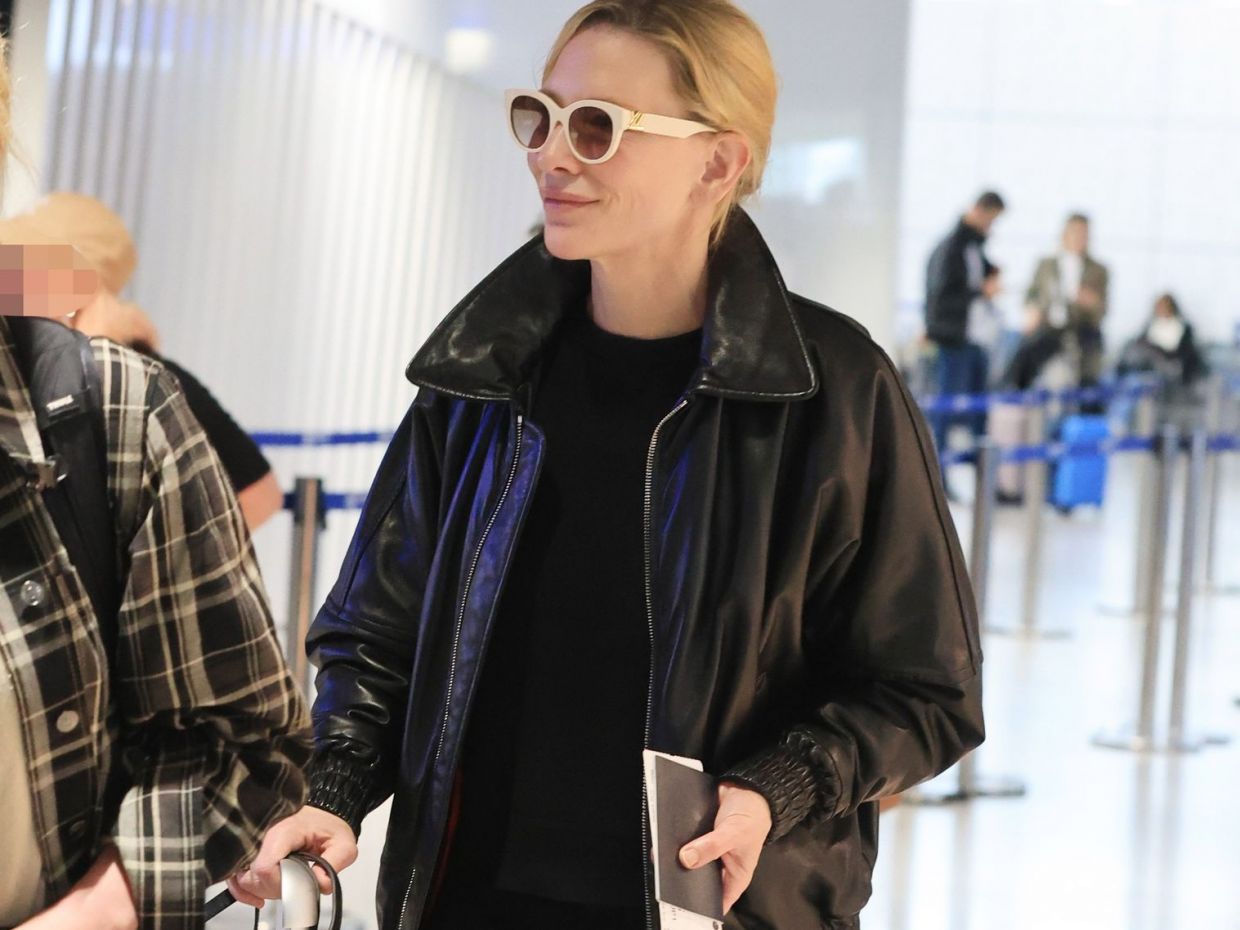 H Cate Blanchett φόρεσε στην Ελλάδα το πιο cool πανωφόρι της εποχής, κατάλληλο για ταξίδια