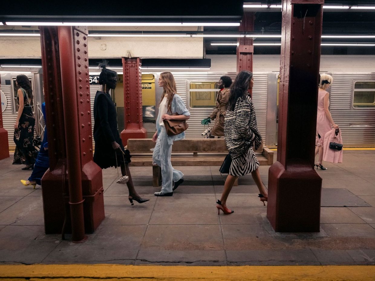 Chanel runway: Ο Matthieu Blazy κατέκτησε το μετρό της ΝΥ στην δεύτερη συλλογή του για τον οίκο