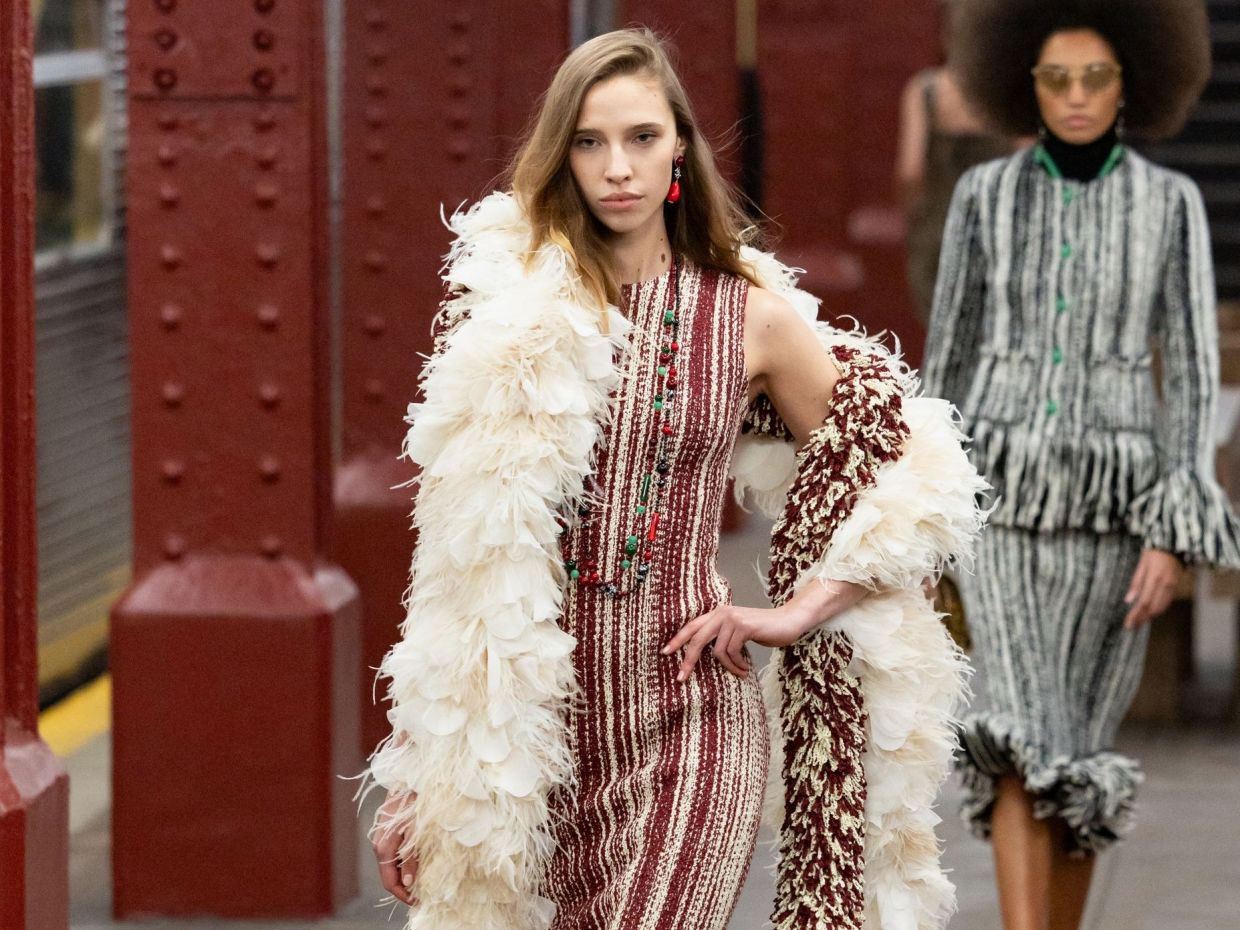 Chanel runway: Αυτές είναι οι τάσεις στα μαλλιά για το 2026 που είδαμε στο μετρό της ΝΥ