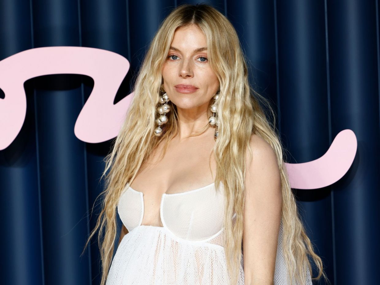 Sienna Miller: Εμφανίστηκε στο «μπλε χαλί» με πιο μακριά κυματιστά μαλλιά από ποτέ