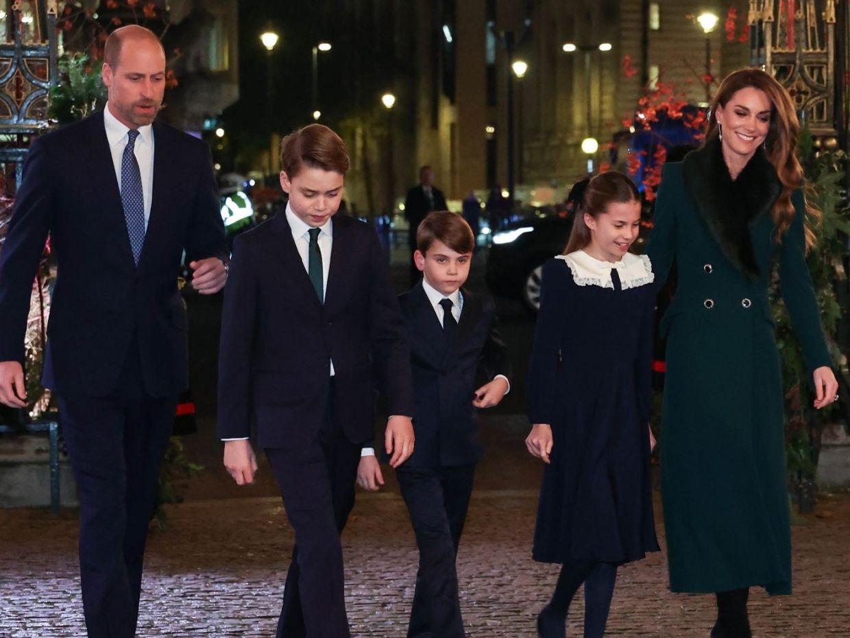 Με navy look αλά Diana η πριγκίπισσα Charlotte έκλεψε τις εντυπώσεις στη νέα εμφάνιση των Wales