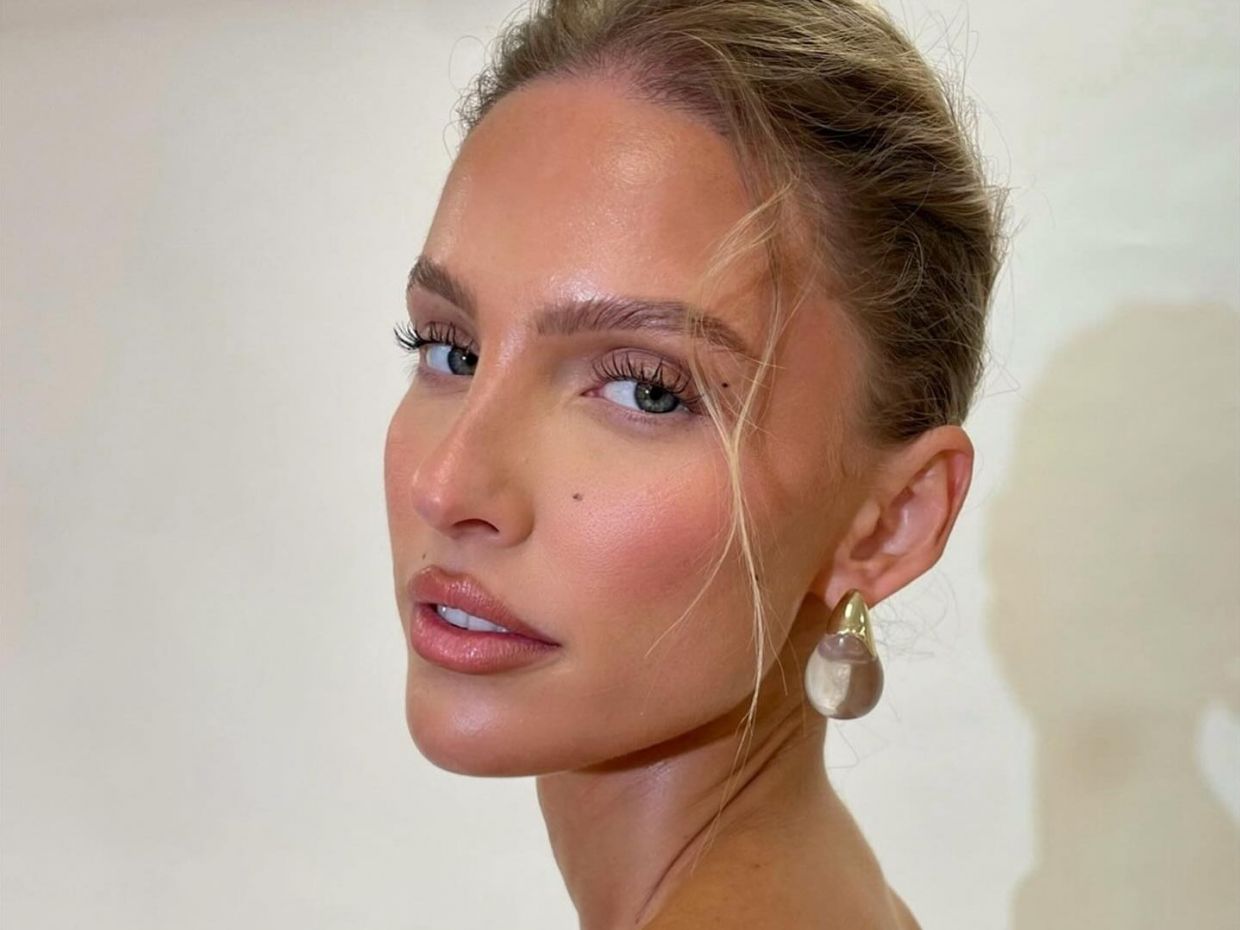 Less is more: Το νέο Mistletoe Makeup Trend κολακεύει κάθε επιδερμίδα με μόνο τρία προϊόντα