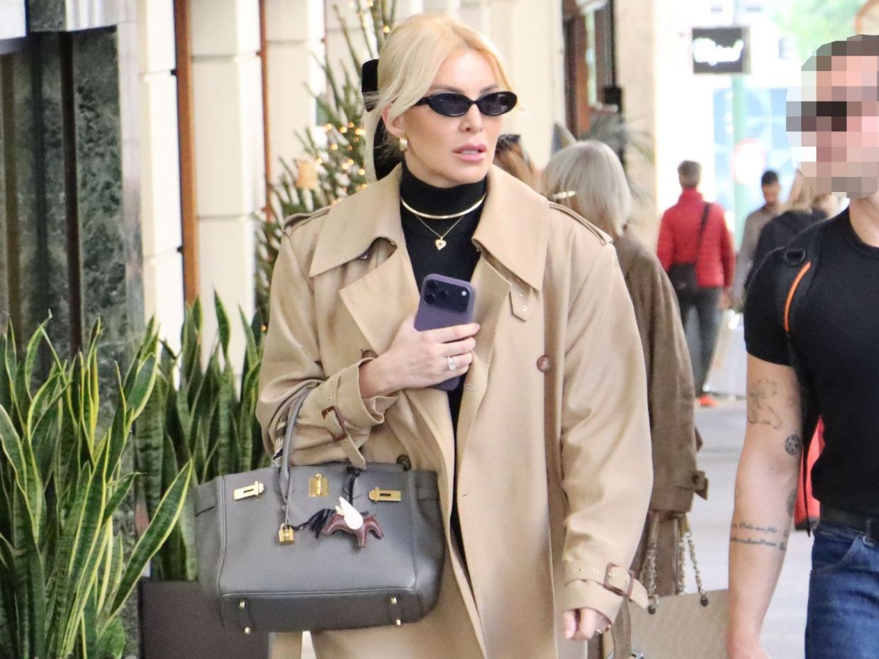Urban look: H Κατερίνα Καινούριου με oversized καμπαρντίνα στο κέντρο της Αθήνας