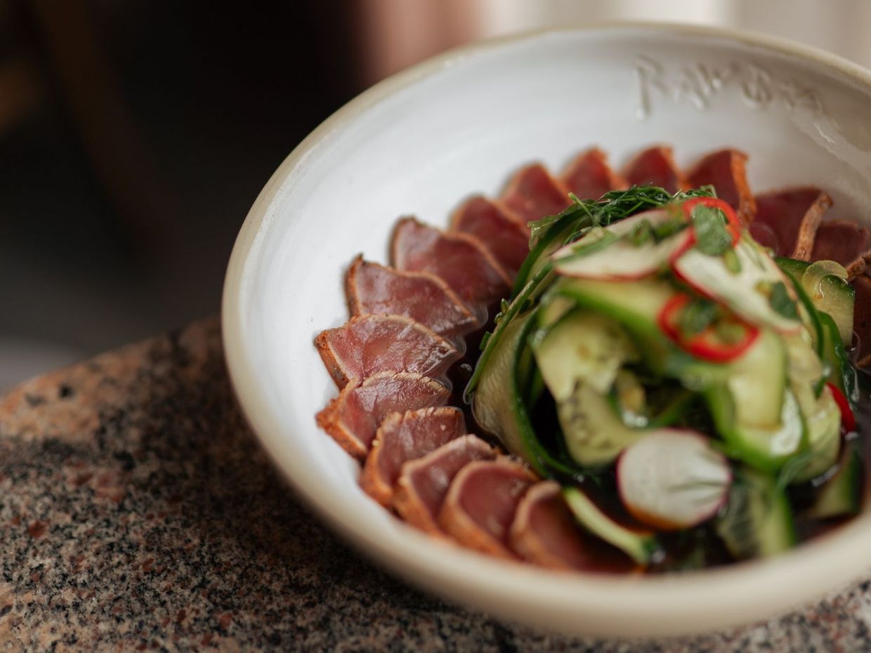 Ο Χρόνης Δαμαλάς μαγειρεύει ζοχούς με κατσικίσιο κορμό αλλά και μπιφτεκάκια προβατίνας στη ρομπάτα